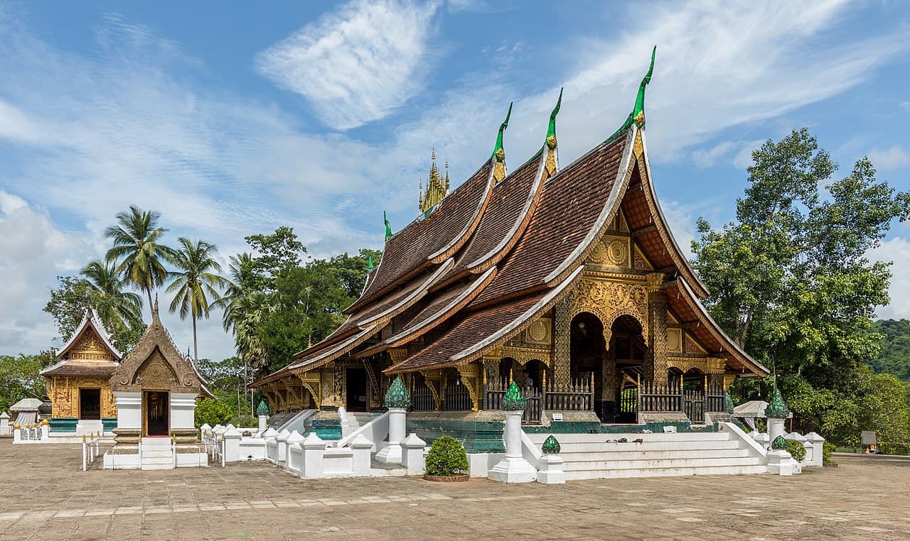 Alms Giving & Temple Morning Walk — Arts & Culture in Luang Prabang