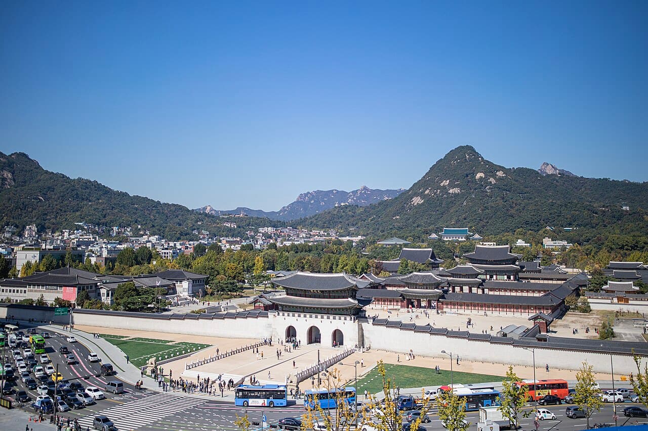 Gyeongbokgung Palace & Hanbok Experience β Arts & Culture in Seoul